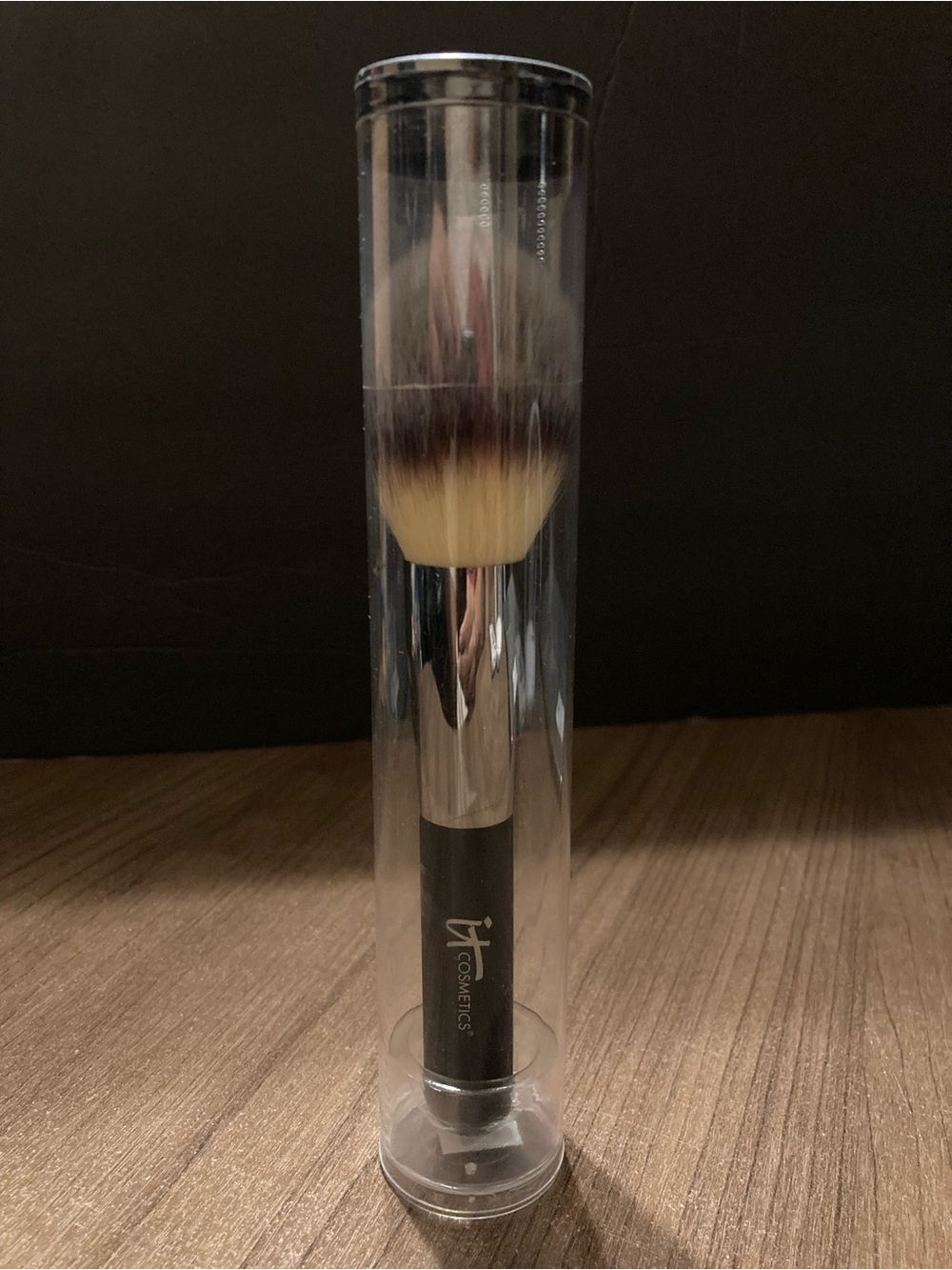 it cosmetics Powder Brush in Black with Ombré Bristles